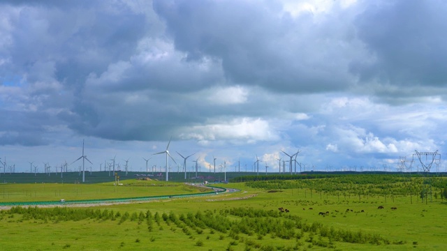 中国内蒙古辉腾锡勒草原公路和风电场视频素材