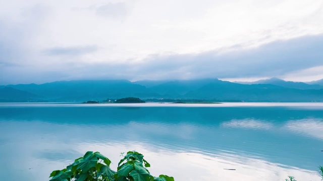 傍晚微风里安静的湖面视频素材