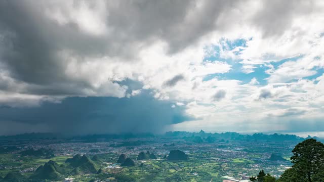 城市上空的阳光、云和雨的变幻视频素材