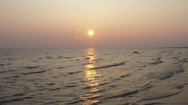 黑龙江鸡西：盛夏兴凯湖夕阳西下视频素材