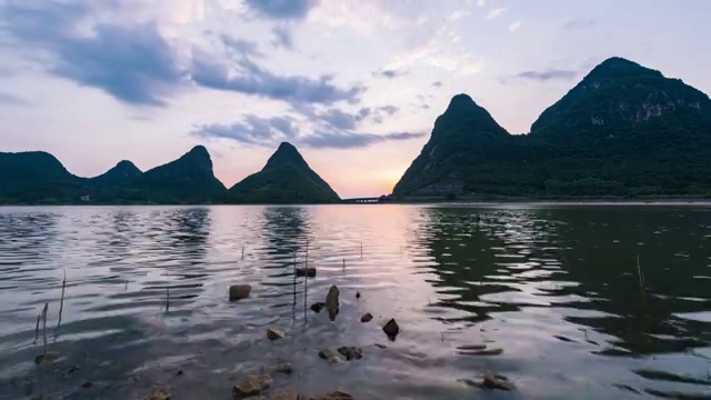 夕阳西下的青山绿水视频素材