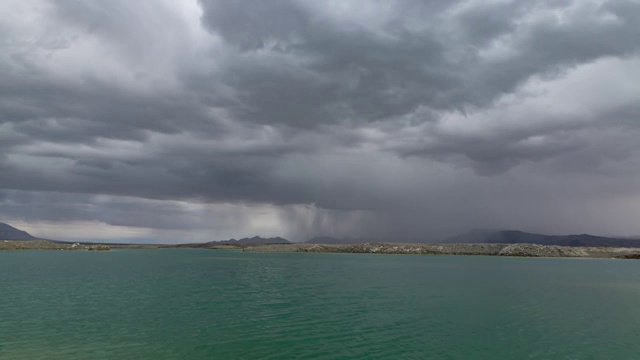 西北大柴旦翡翠湖局部雨4k延时视频视频素材