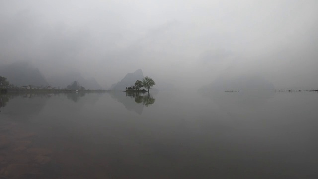 风雨欲来的湖面视频素材