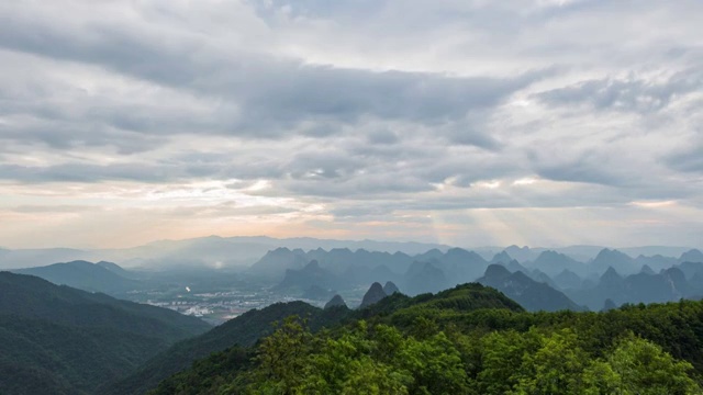 群山上的日出朝霞视频素材