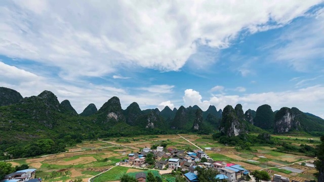 晴朗天空下群山环绕的田园风光视频素材