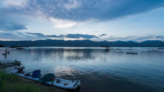 日落西山静静的湖面视频素材