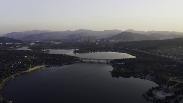 航拍飞跃山东济南国际园博园长清湖视频下载