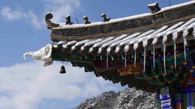 鞍山千山龙泉寺雪后鼓楼一角视频素材