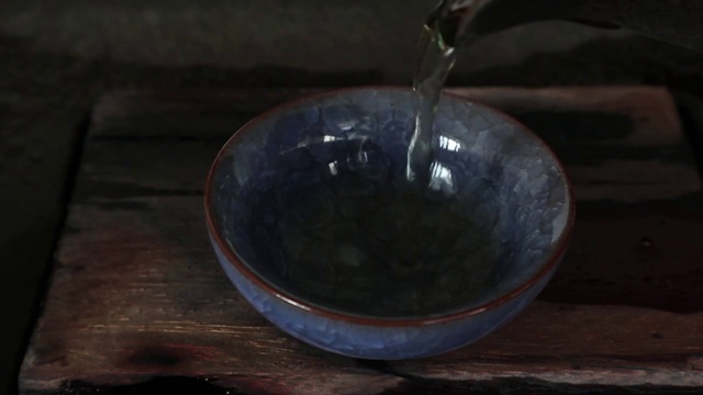 往茶杯里倒茶特写视频素材