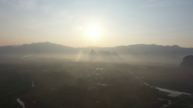 清晨日出下的田园风光视频素材