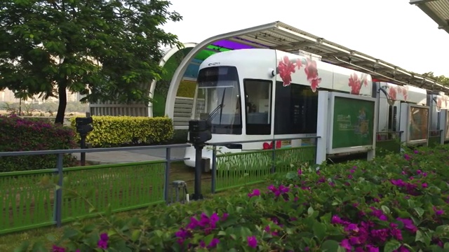 广东省广州市珠江边有轨电车视频素材画面2