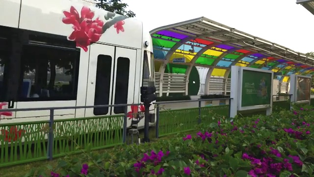 广东省广州市珠江边有轨电车视频素材画面3