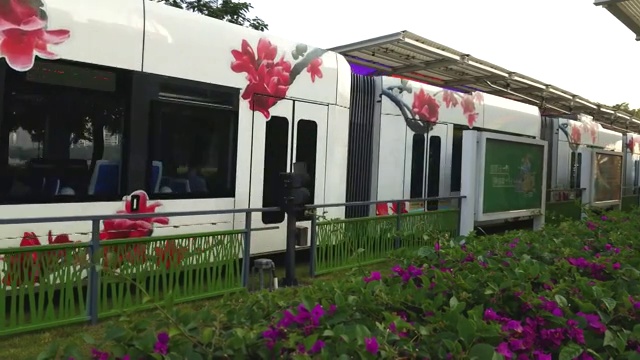 广东省广州市珠江边有轨电车视频素材画面4