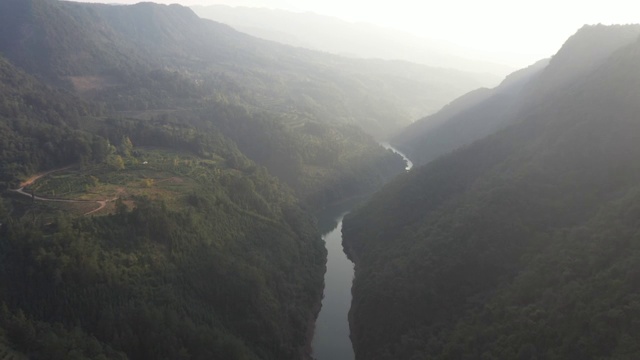 峡谷中的河流视频素材