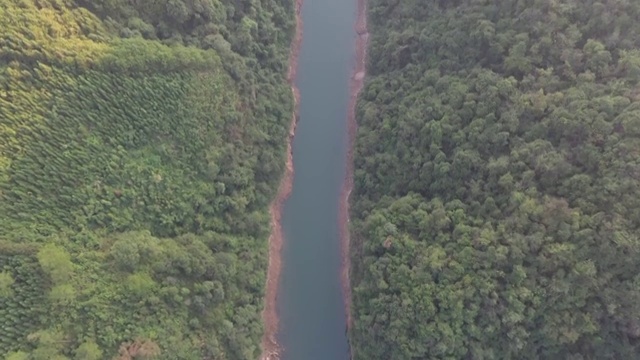 峡谷中的河流视频素材