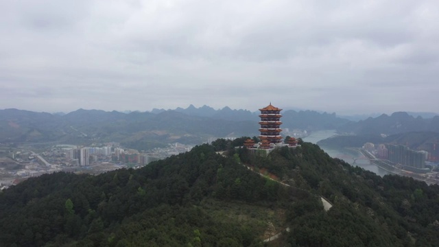 晴朗天空下山峰上的宝塔视频素材