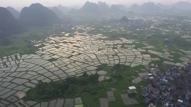 阳光下的玻璃田视频素材