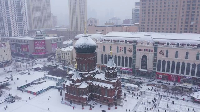 雪中的哈尔滨索菲亚教堂及广场视频素材