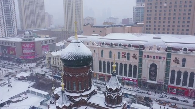 雪中的哈尔滨索菲亚教堂及广场视频素材画面1