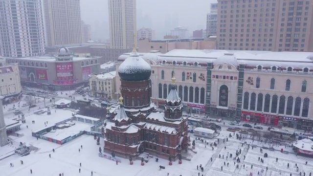 雪中的哈尔滨索菲亚教堂及广场视频素材画面2