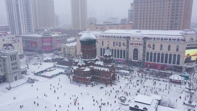雪中的哈尔滨索菲亚教堂及广场视频素材画面3