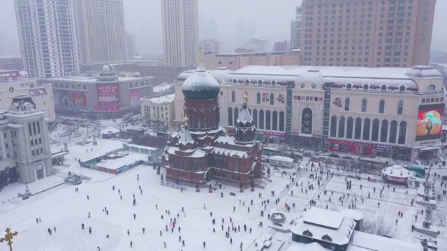 雪中的哈尔滨索菲亚教堂及广场视频素材画面4