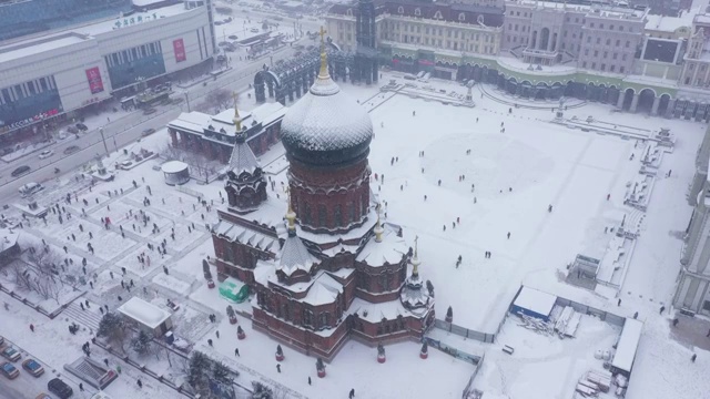 雪中的哈尔滨索菲亚教堂广场视频素材