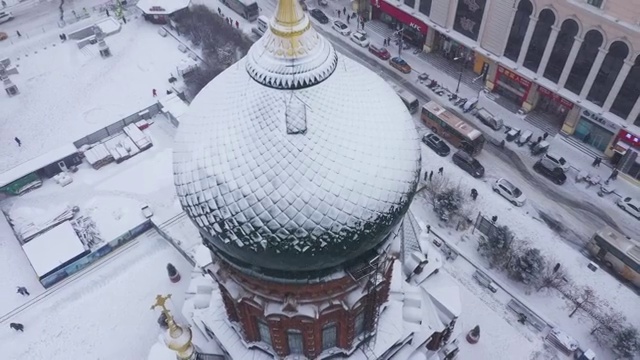 雪中的哈尔滨索菲亚顶部特写视频素材画面1