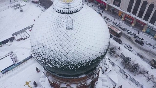 雪中的哈尔滨索菲亚顶部特写视频素材画面2