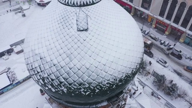 雪中的哈尔滨索菲亚顶部特写视频素材画面3