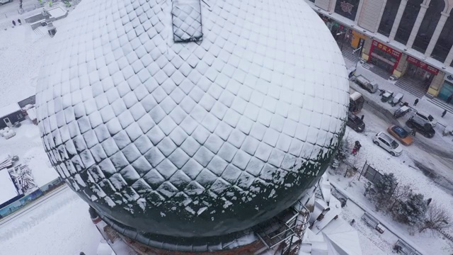 雪中的哈尔滨索菲亚顶部特写视频素材画面4