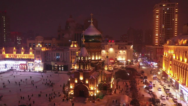 雪后哈尔滨索菲亚教堂夜色全景视频素材画面1