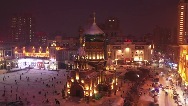 雪后哈尔滨索菲亚教堂夜色全景视频素材画面2