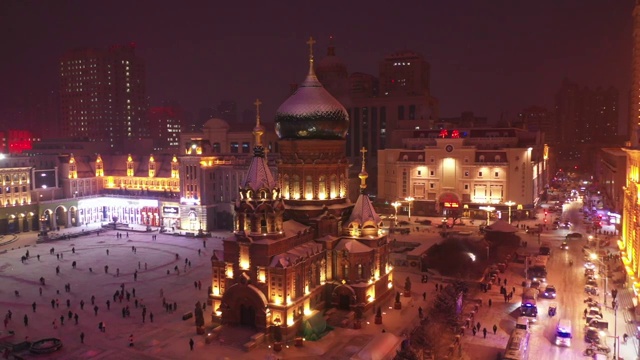 雪后哈尔滨索菲亚教堂夜色全景视频素材画面3