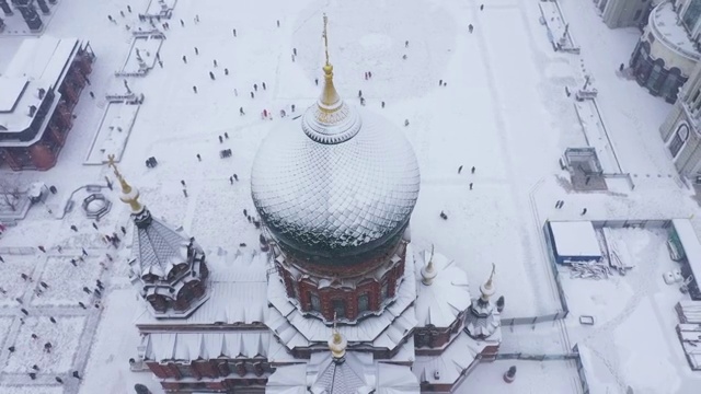 航拍雪中哈尔滨索菲亚教堂视频素材