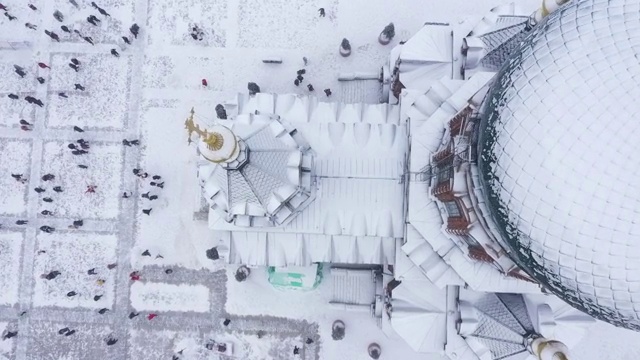 俯拍雪后哈尔滨索菲亚教堂广场视频素材