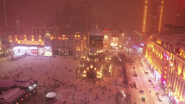 雪中的哈尔滨索菲亚教堂广场视频素材