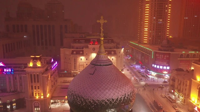 航拍雪中的哈尔滨索菲亚教堂顶部视频素材画面1