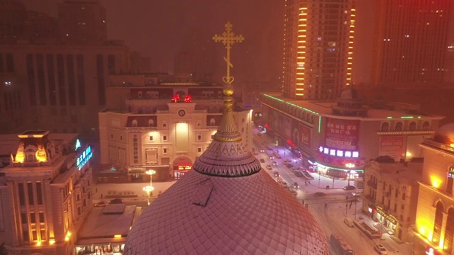 航拍雪中的哈尔滨索菲亚教堂顶部视频素材画面2