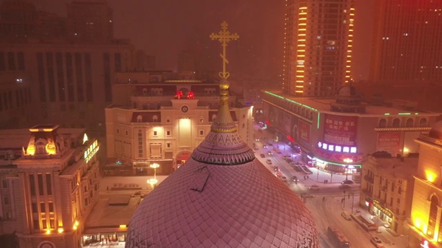 航拍雪中的哈尔滨索菲亚教堂顶部视频素材画面3