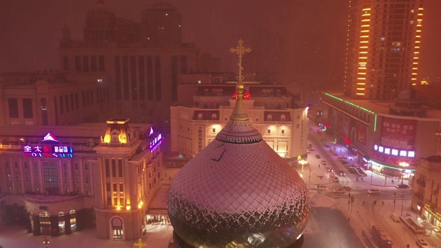 航拍雪中的哈尔滨索菲亚教堂顶部视频素材画面4