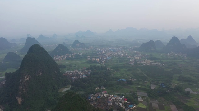 清晨群山环绕的田园风光视频素材