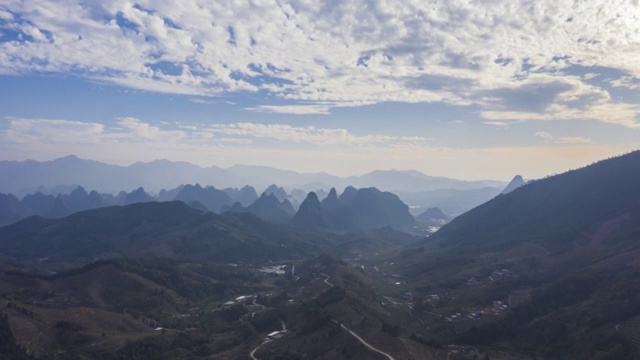 晴朗天空下的大山深处视频素材