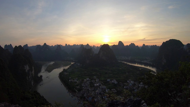 夕阳西下的漓江河湾视频素材