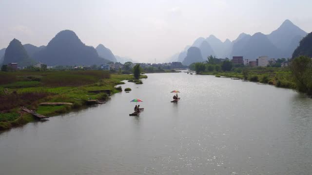 遇龙河上的竹筏漂流视频素材