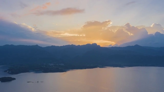 夕阳西下安静的湖面视频素材