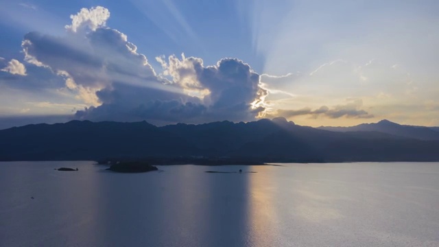 夕阳西下安静的湖面视频素材