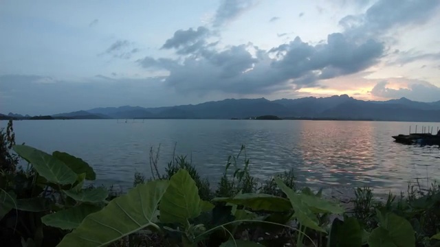 夕阳西下安静的湖面视频素材