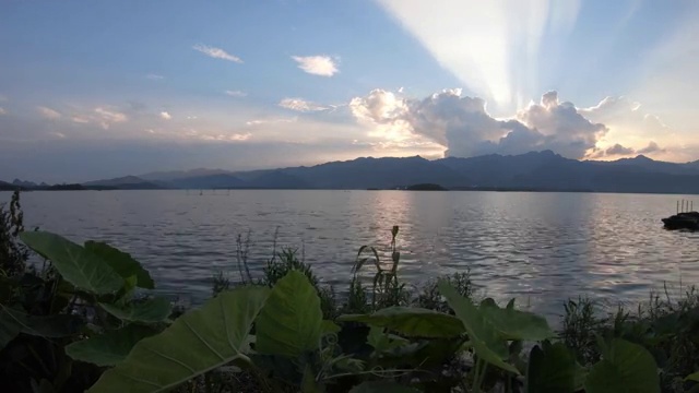 夕阳西下安静的湖面视频素材