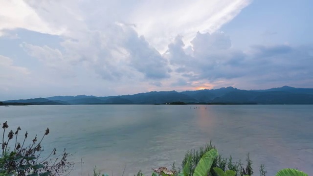 夕阳西下安静的湖面视频素材